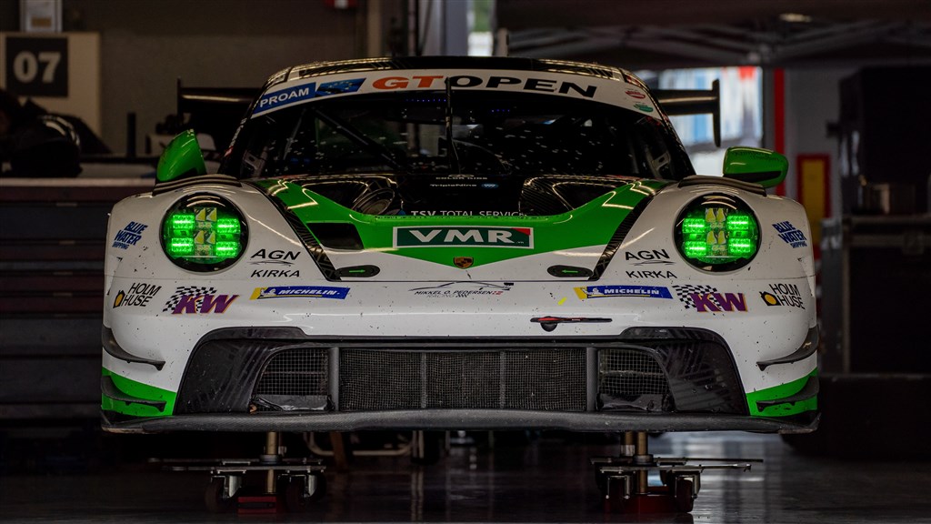 Teamets Porsche 911 GT3 R Evo i pitgaragen på Circuit de Catalunya.
(Foto: Sebas Castillo Gimenez)
